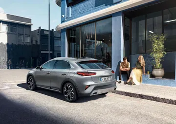 Vista lateral trasera del Kia XCeed, destacando su diseño moderno y urbano.