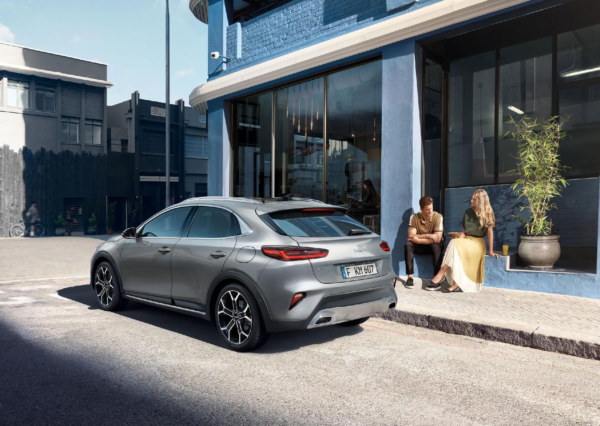 Vista lateral trasera del Kia XCeed, destacando su diseño moderno y urbano.