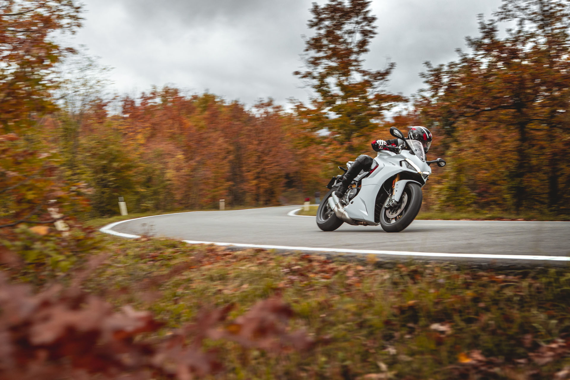 Moto Ducati Supersport 950 S70