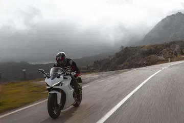 Moto Ducati Supersport 950 S73