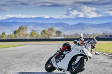 Moto Ducati Supersport 950 S81