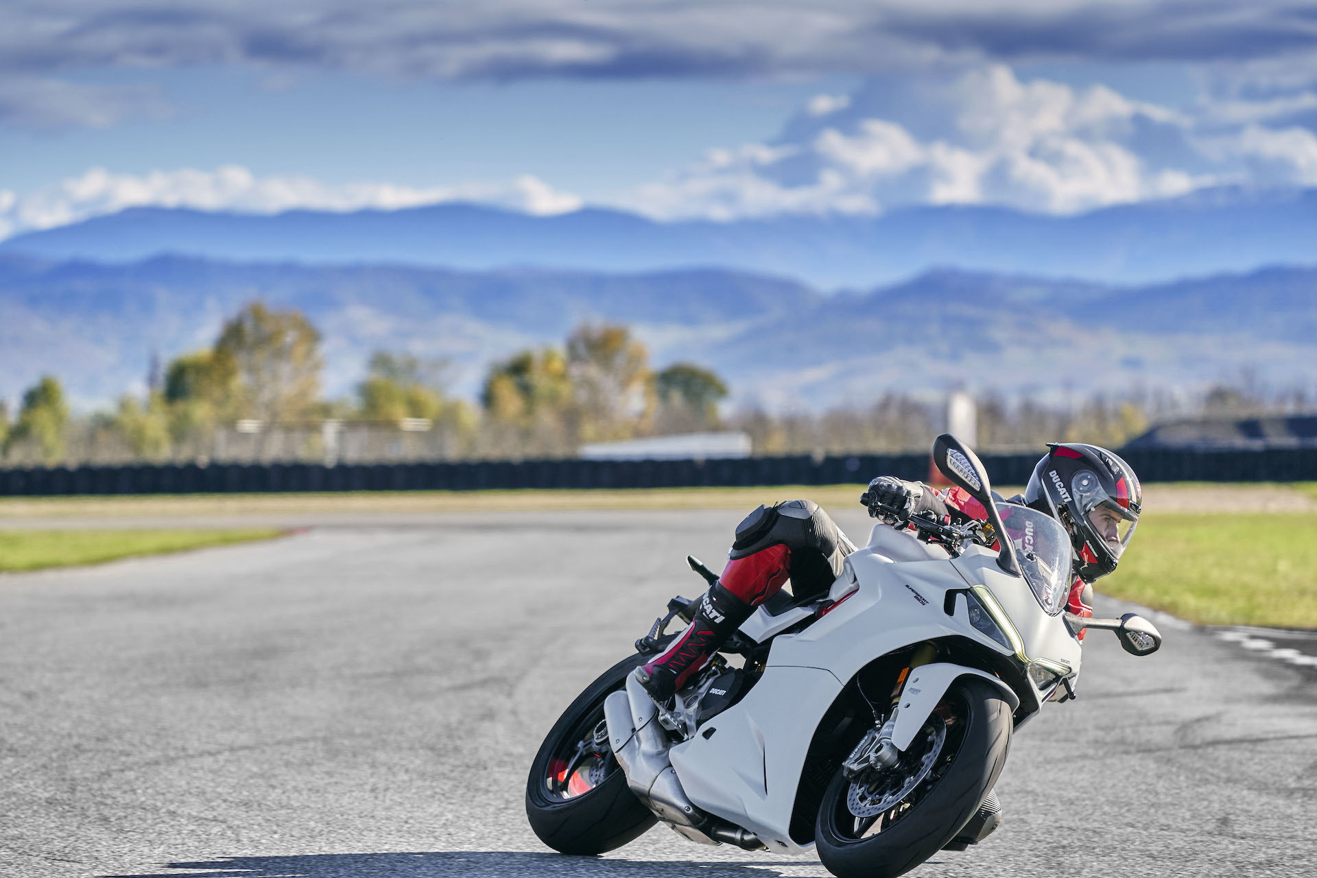 Moto Ducati Supersport 950 S81