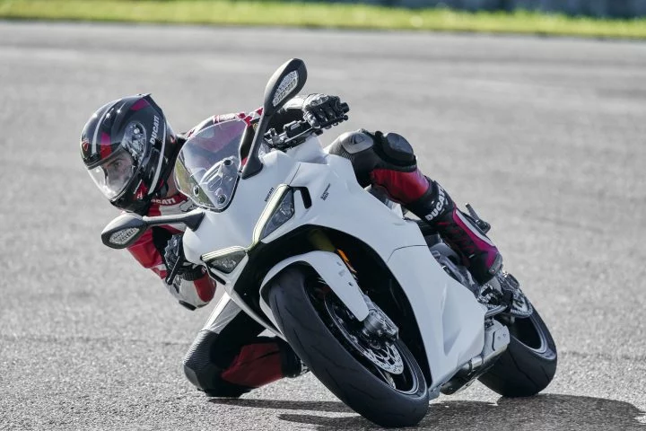 Moto Ducati Supersport 950 S82