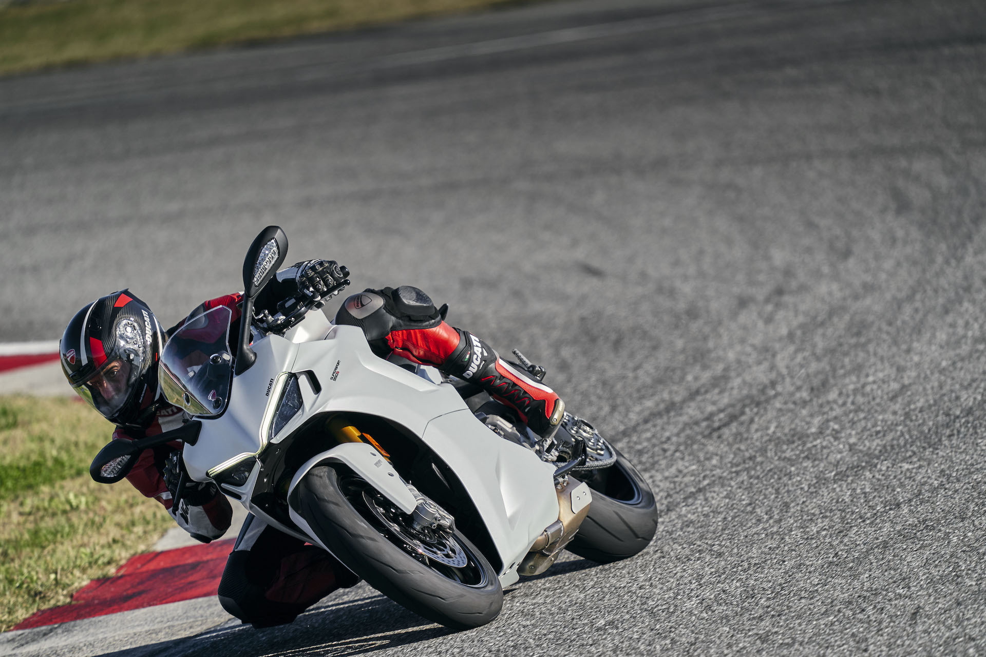 Moto Ducati Supersport 950 S84