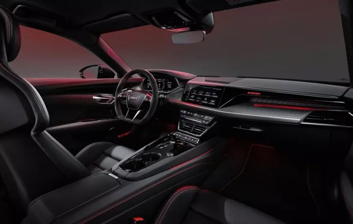 Vista lateral del habitáculo que resalta la elegancia y deportividad del Audi e-tron GT.