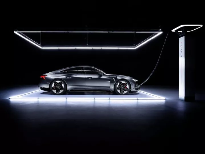 Vista lateral del Audi e-tron GT con iluminación destacando su silueta aerodinámica.