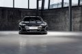 Vista frontal del Audi e-tron GT destacando su diseño agresivo y faros LED