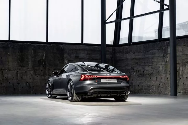 Imagen que muestra el Audi e-tron GT desde una vista trasera y lateral.