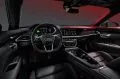 Vista del volante y la pantalla central del Audi e-tron GT.