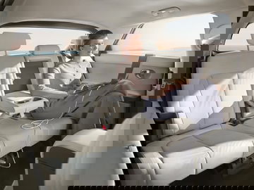 Asiento trasero espacioso con amplio espacio para piernas.