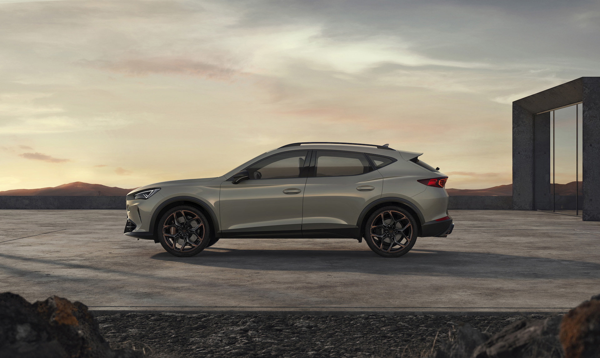 cupra-formentor-vz5-4-gris-tayga-exterior-lateral.jpg