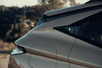 Vista del detalle aerodinámico de la aleta de tiburón en DS 4.