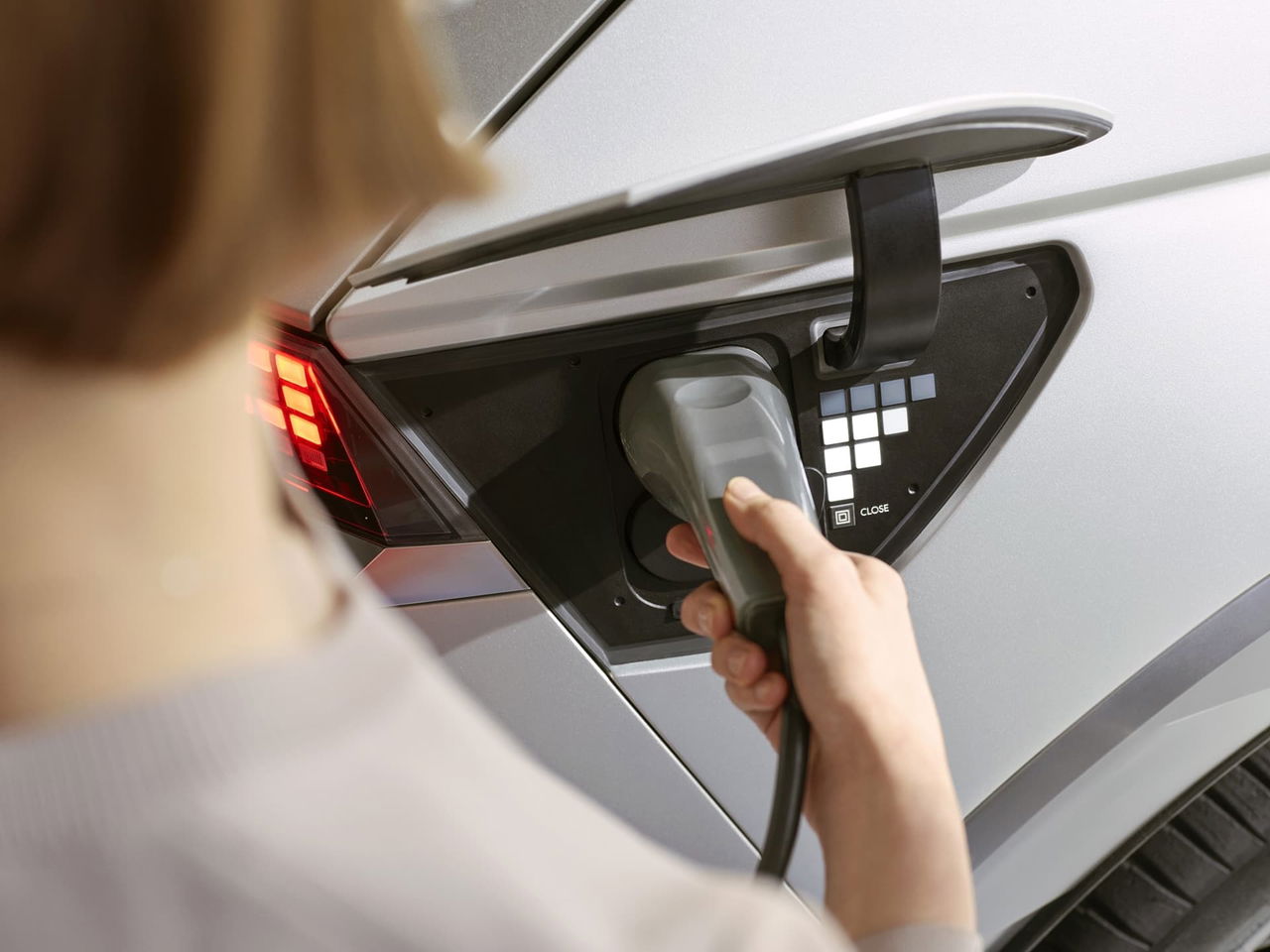 Mano conectando el cable de carga en un Hyundai IONIQ 5