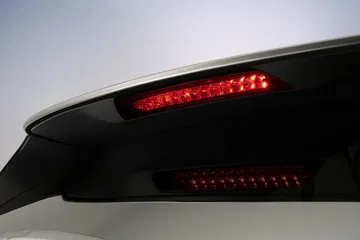 Vista cercana del diseño innovador de la luz trasera del DS 4.