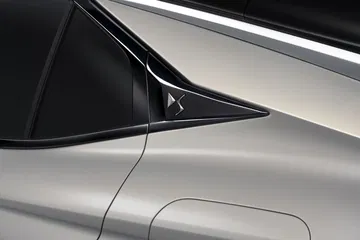 Primer plano del detalle triangular en la ventana del DS 4.