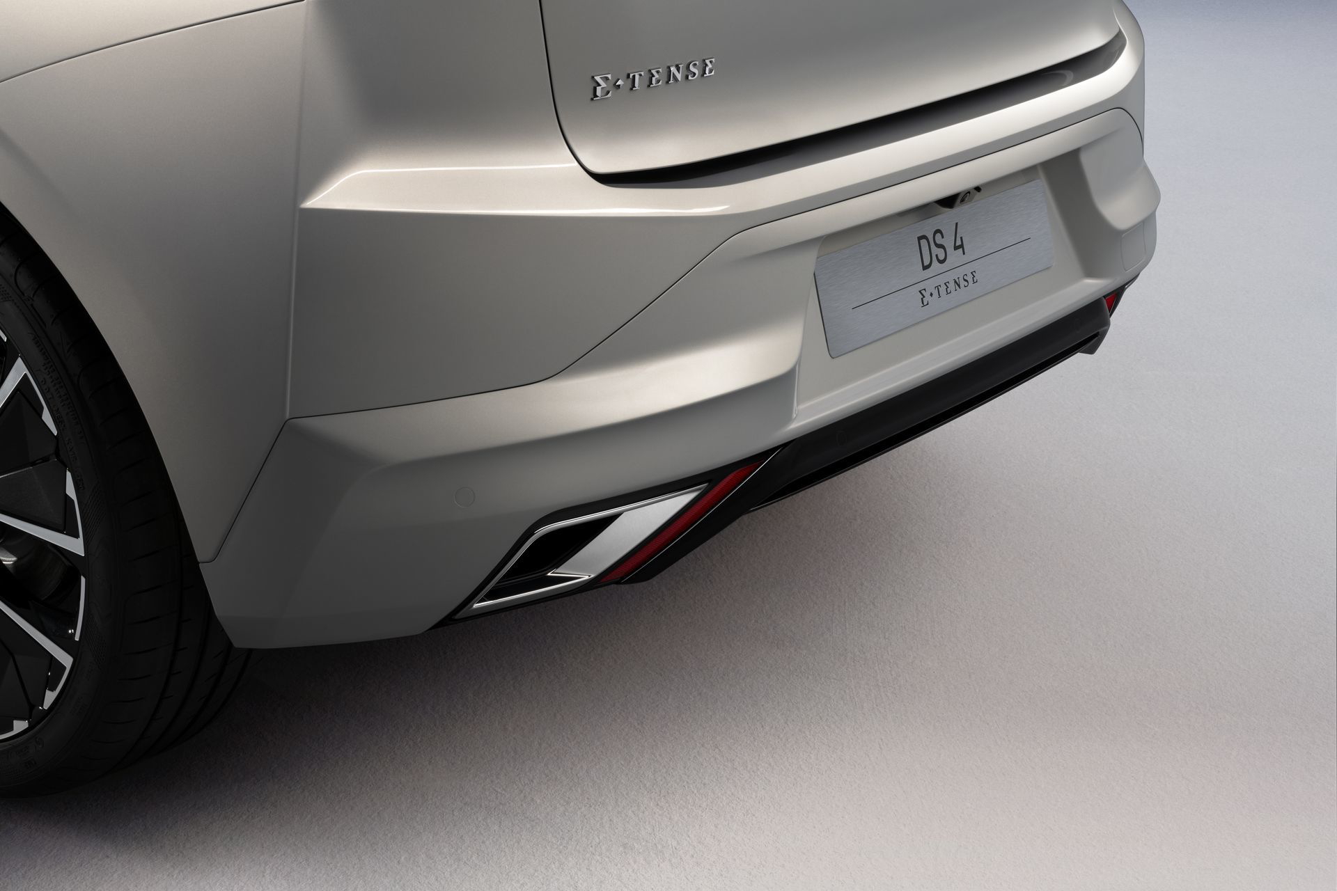 Vista del detalle de la luz trasera y parachoques del DS 4