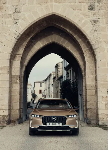 Vista frontal del DS 4 realzando su diseño distintivo y parrilla prominente.