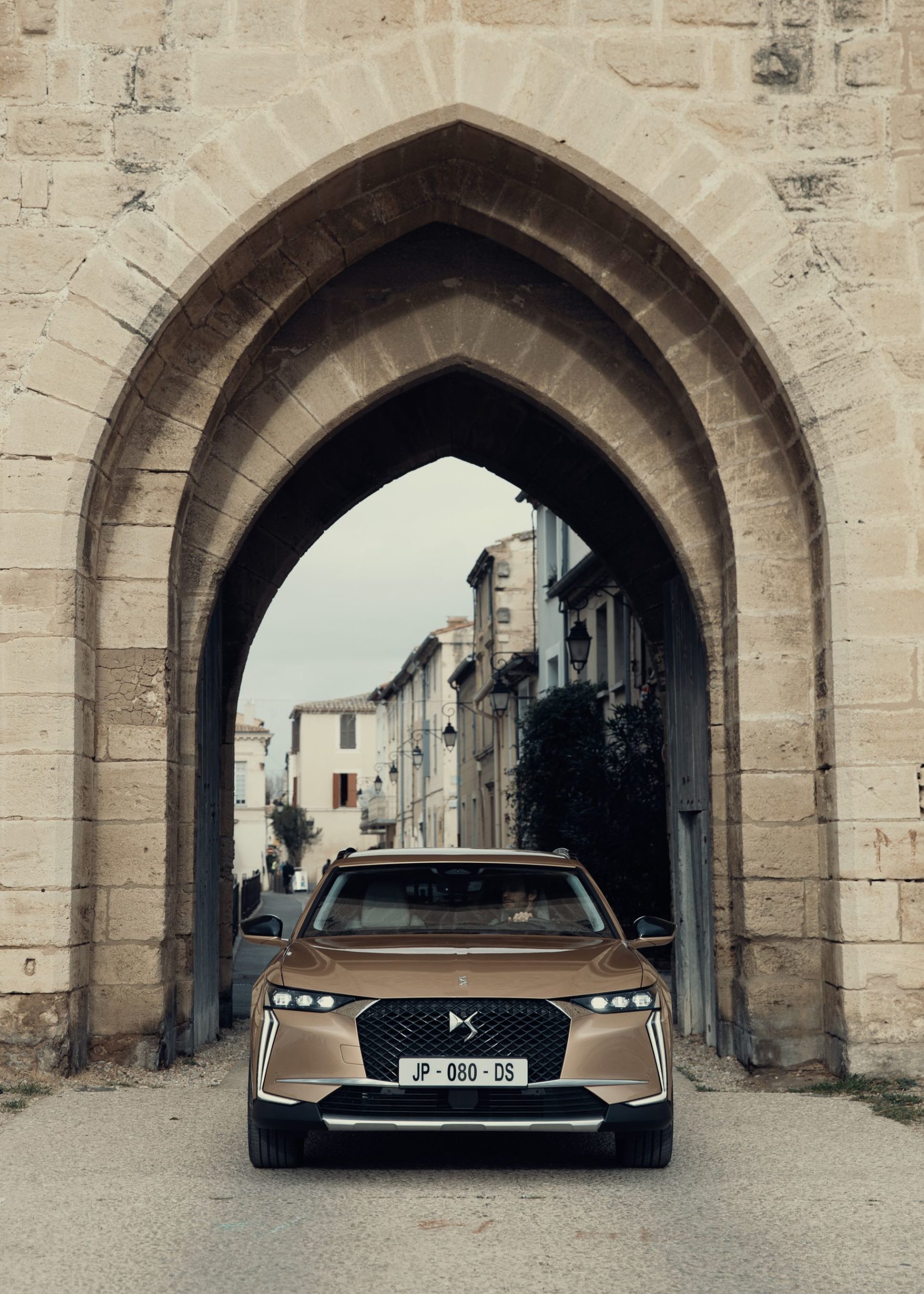 Vista frontal del DS 4 realzando su diseño distintivo y parrilla prominente.