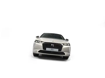 Vista frontal del DS 4 destacando su parrilla y faros característicos.