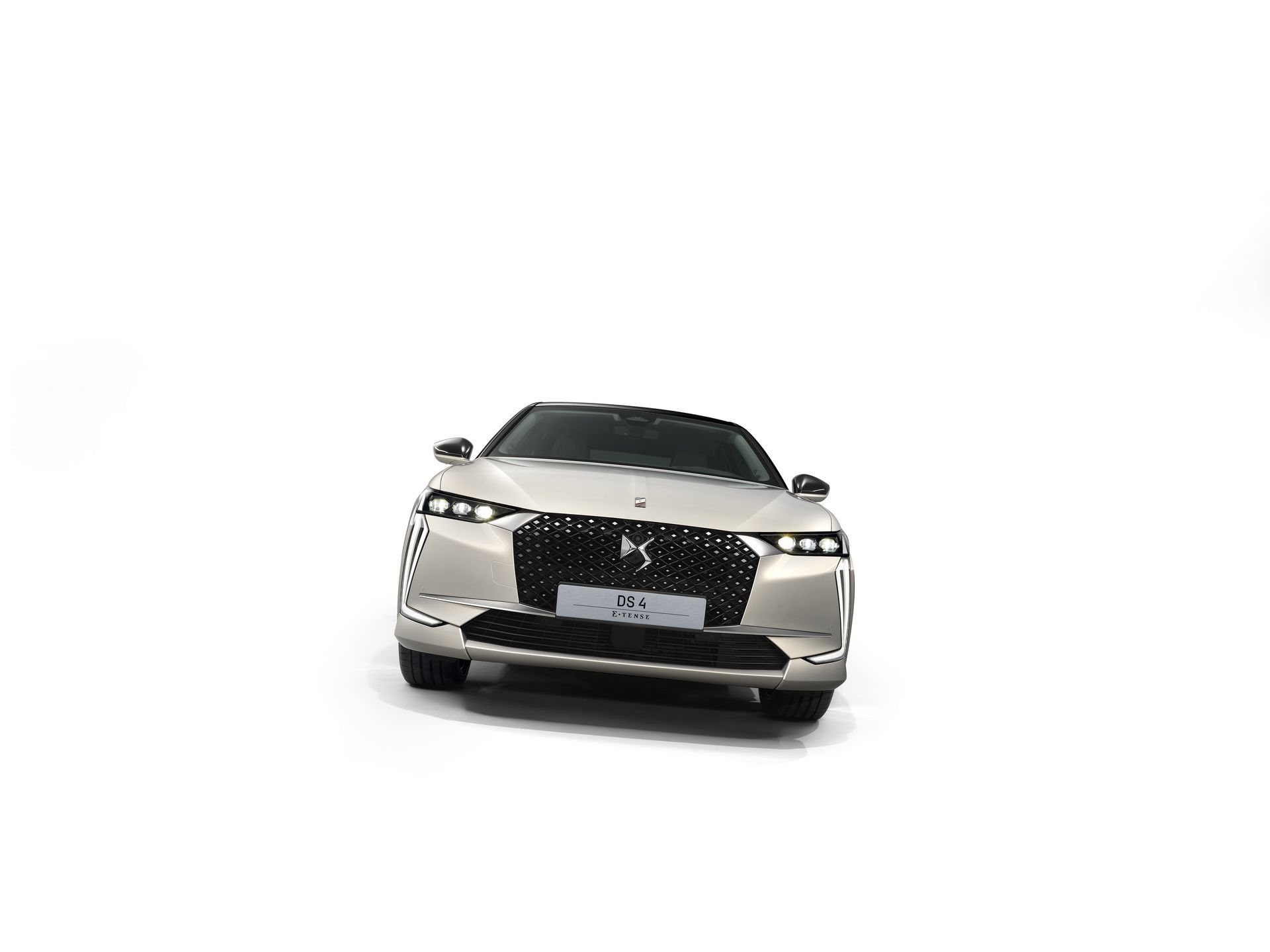 Vista frontal del DS 4 destacando su parrilla y faros característicos.