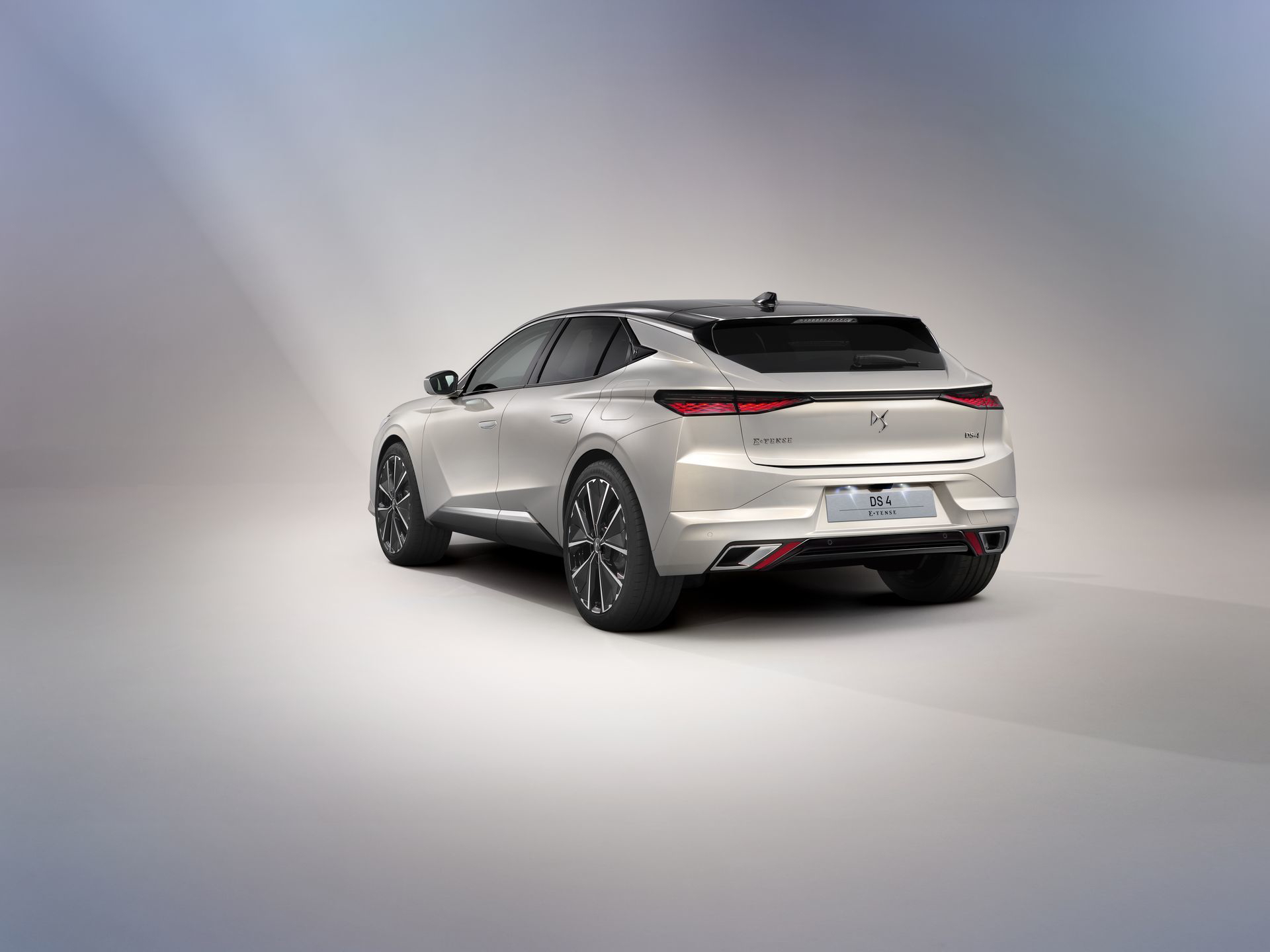 Vista trasera y lateral del DS 4 destacando su diseño elegante y moderno.