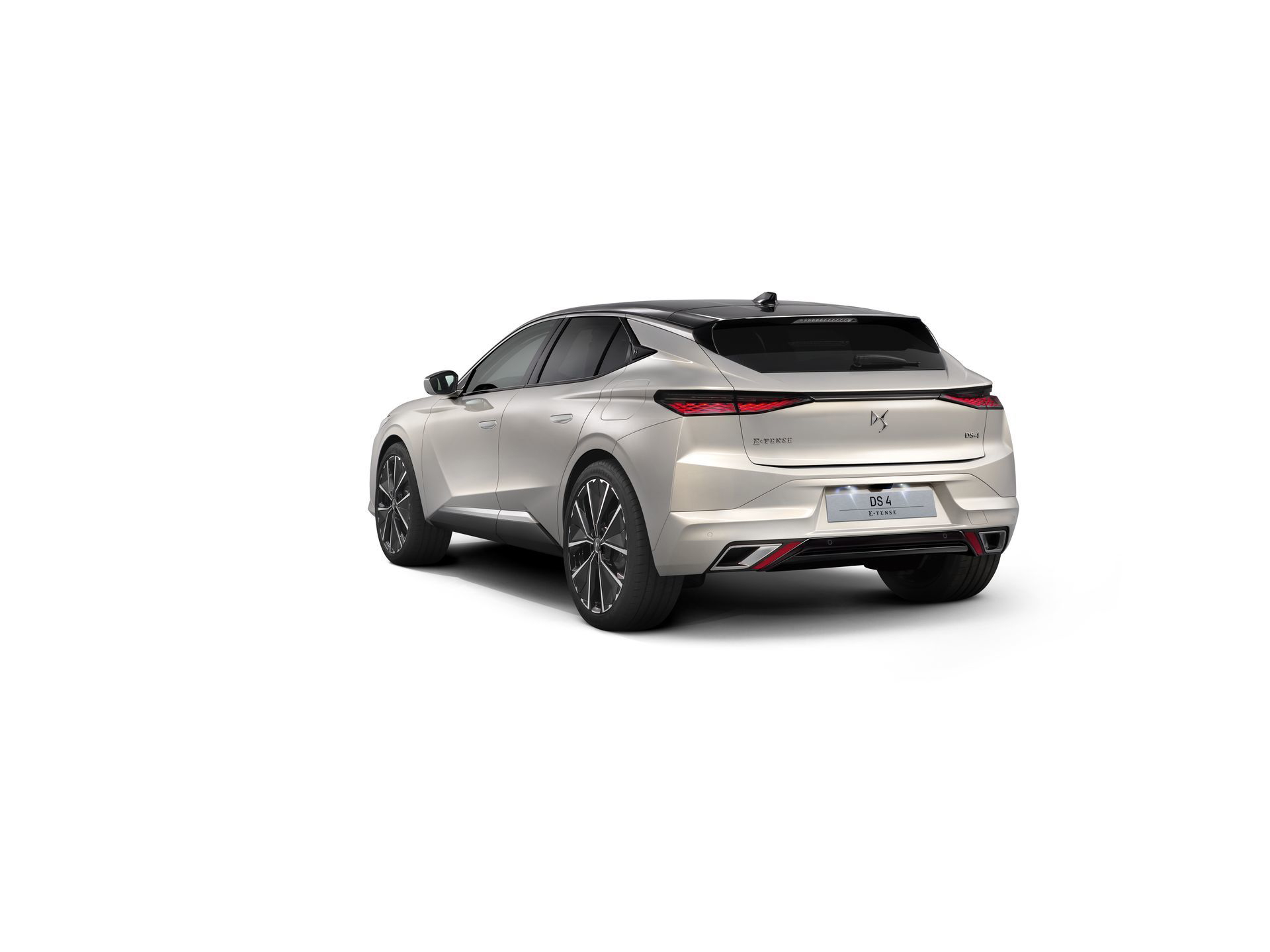 Vista trasera y lateral del DS 4 destacando su diseño elegante.