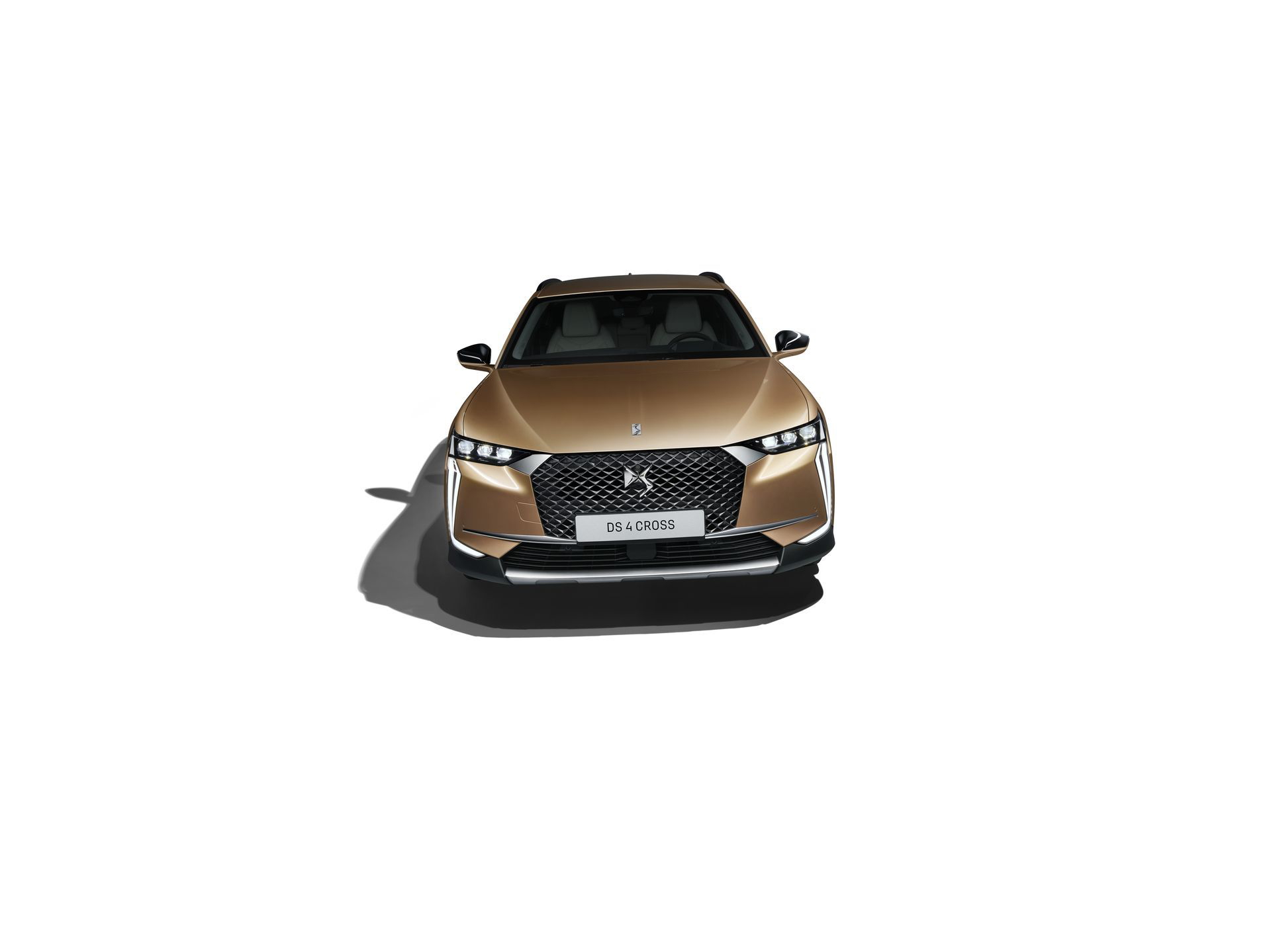 Vista frontal del DS 4 destacando su elegante parrilla y ópticas