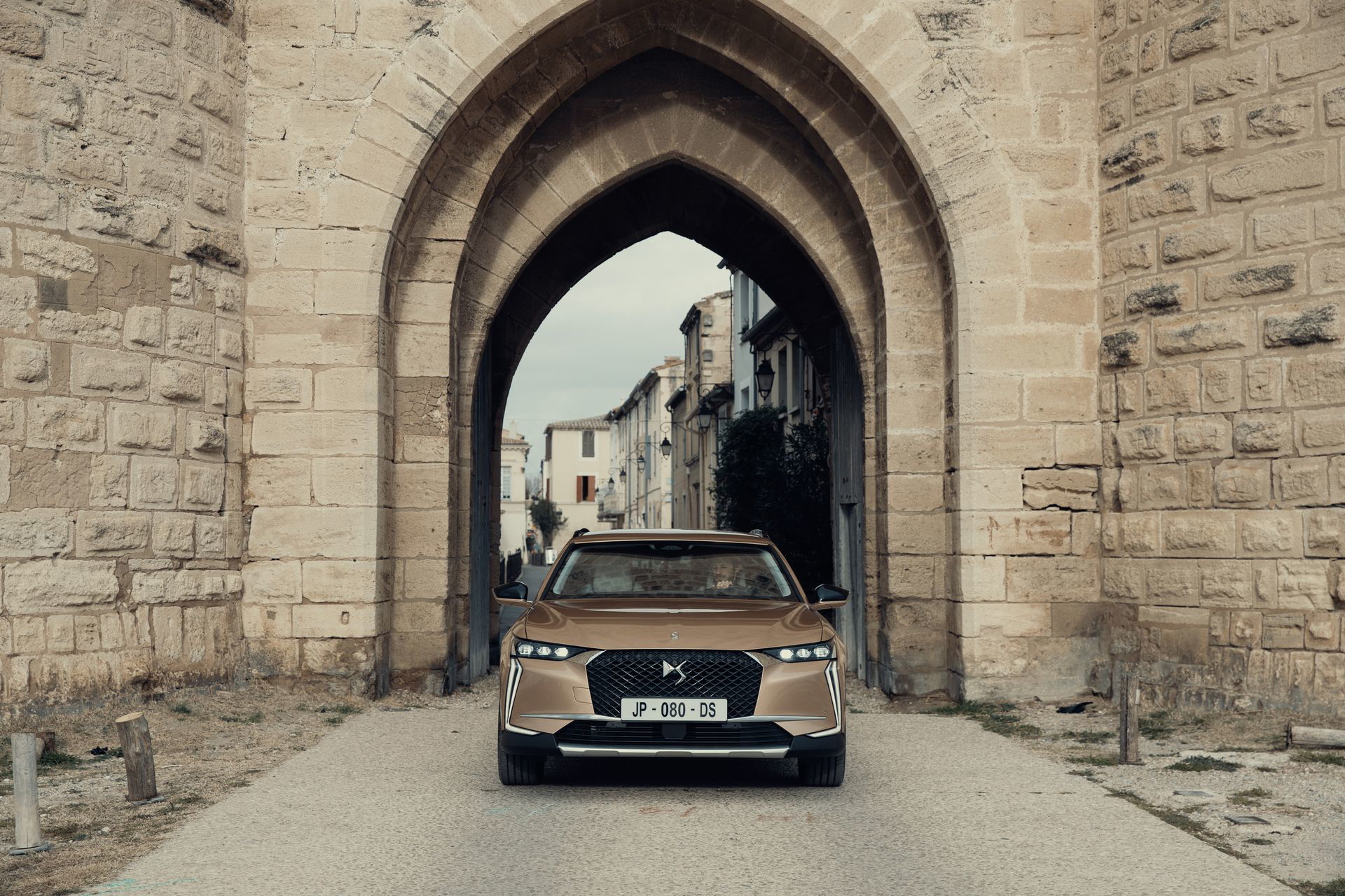 El DS 4 muestra su imponente frontal ante un arco histórico, destacando su diseño elegante.