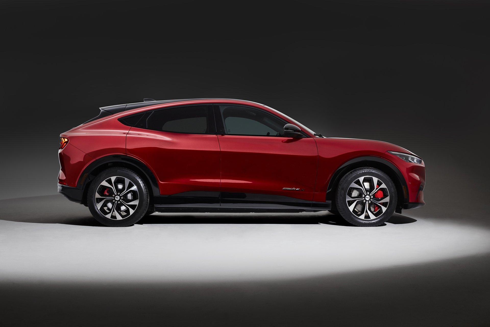 Ford Mustang Mach E 2021 0221 002