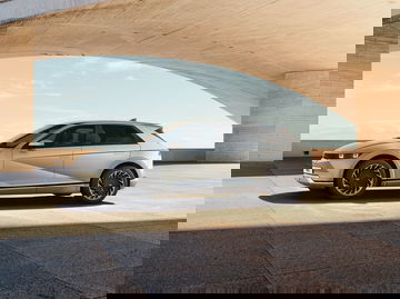 Vista lateral del Hyundai IONIQ 5 mostrando su diseño futurista.