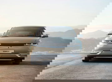 Una robusta perspectiva frontal del Hyundai IONIQ 5 destacando su diseño vanguardista.