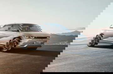 Vista lateral que muestra el perfil aerodinámico del Hyundai IONIQ 5.