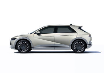 Perfil dinámico del Hyundai IONIQ 5 destacando su línea aerodinámica.