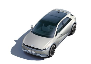 Vista aérea que destaca la delantera y el techo del Hyundai IONIQ 5