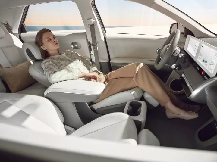 Asientos delanteros reclinables del Hyundai IONIQ 5 para mayor confort.