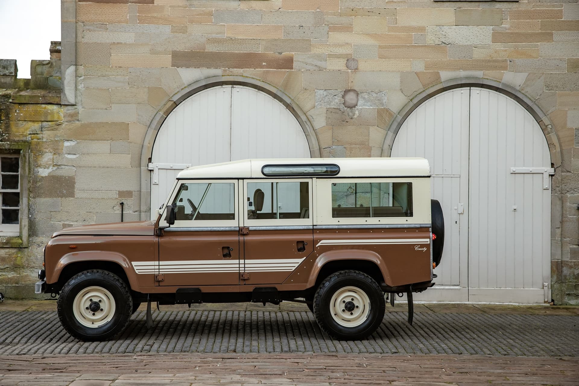 land-rover-defender-v8-2022-0221-103.jpg