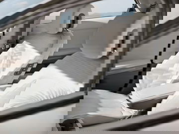 Vista de los asientos delanteros del Hyundai IONIQ 5, tapicería en blanco.