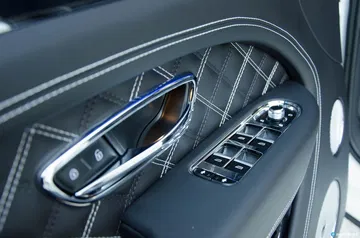 Bentley Bentayga V8 2021 0321 017 Puerta Detalle