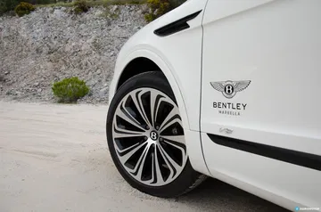 Bentley Bentayga V8 2021 0321 026 Llanta Neumatico