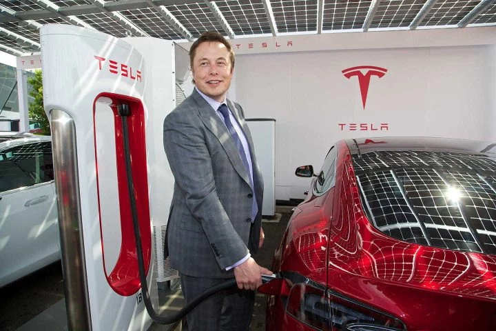 Elon Musk Tesla Cargando