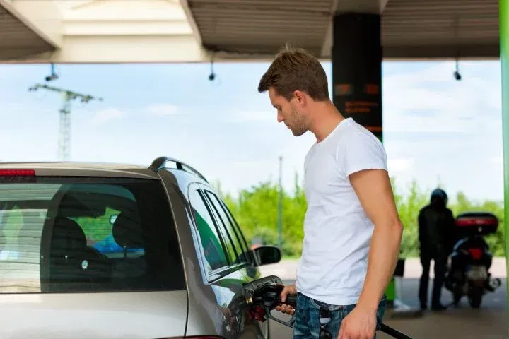 Gasolinera Repostar Multa Telefono Movil Dgt