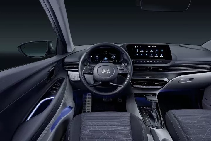 Vista detallada del volante y la consola central del Hyundai Bayon.