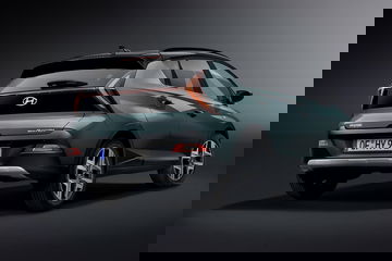Vista trasera y lateral del Hyundai Bayon, mostrando diseño de luces y contorno.