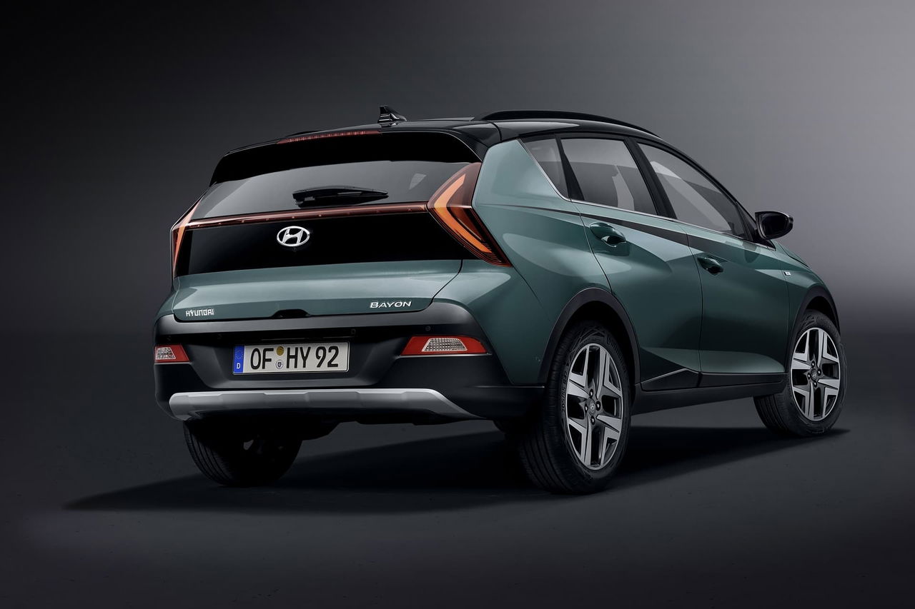 Vista trasera y lateral del Hyundai Bayon, mostrando diseño de luces y contorno.