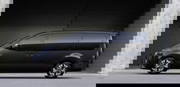 Vista lateral completa del Hyundai Staria destacando su línea aerodinámica.