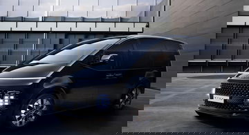 Vista lateral del Hyundai Staria destacando su diseño moderno y aerodinámico.