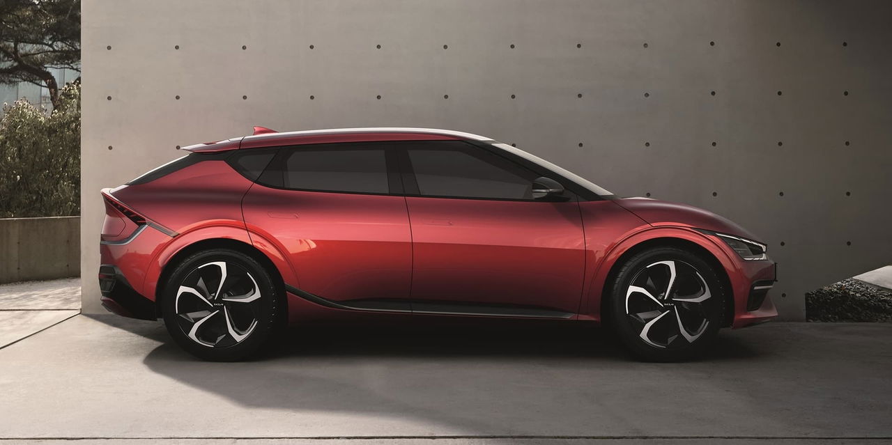 Vista lateral del Kia EV6 en color rojo destacando su silueta aerodinámica.