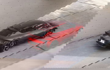 Vista aérea que muestra la elegancia del diseño trasero y lateral del Kia EV6.