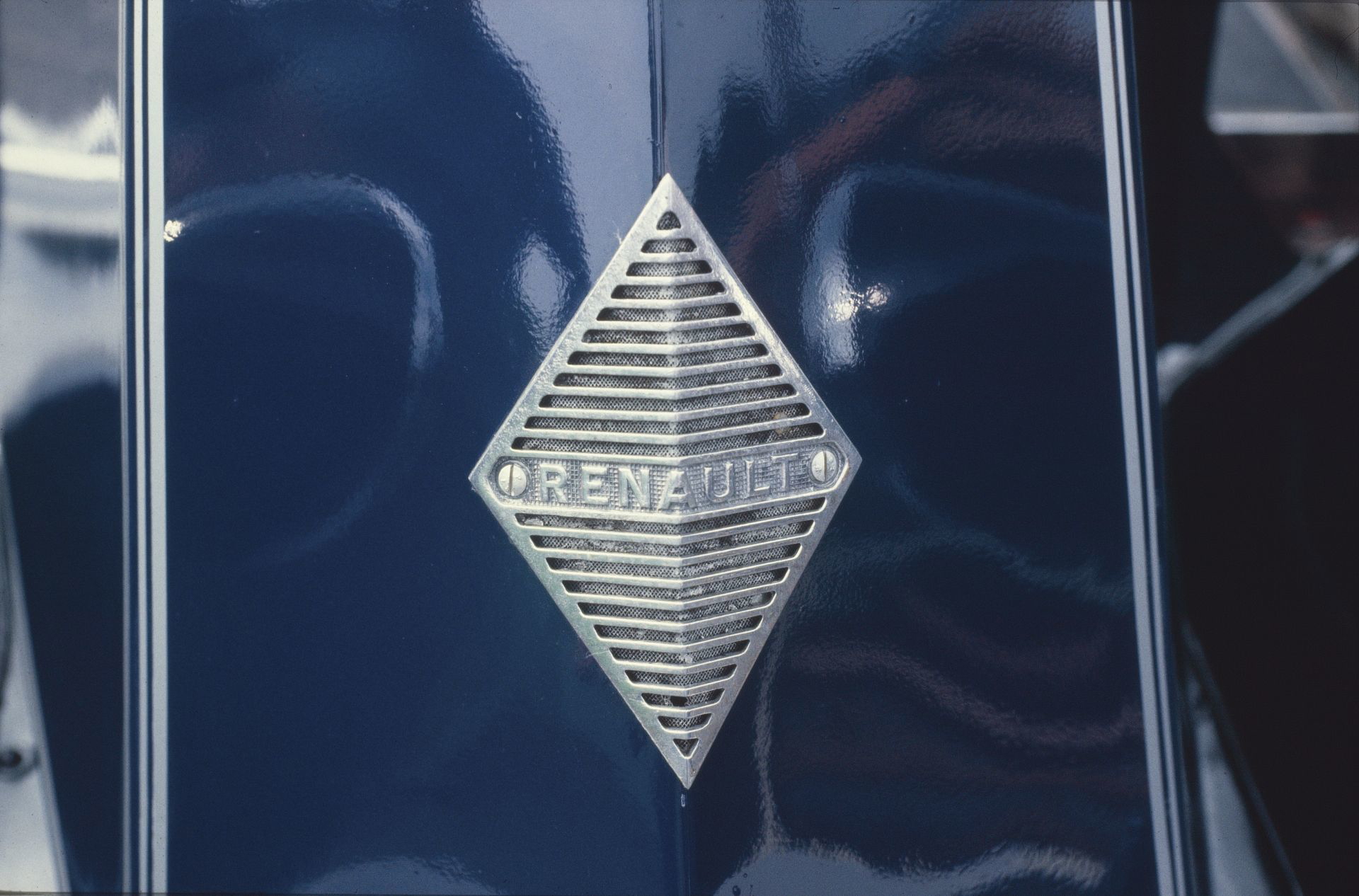 Nuevo Logo Renault 2021 6 01