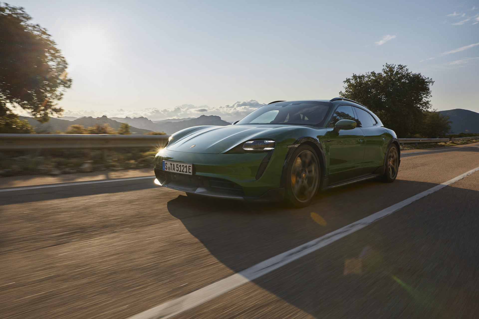 Porsche Taycan Cross Turismo 15